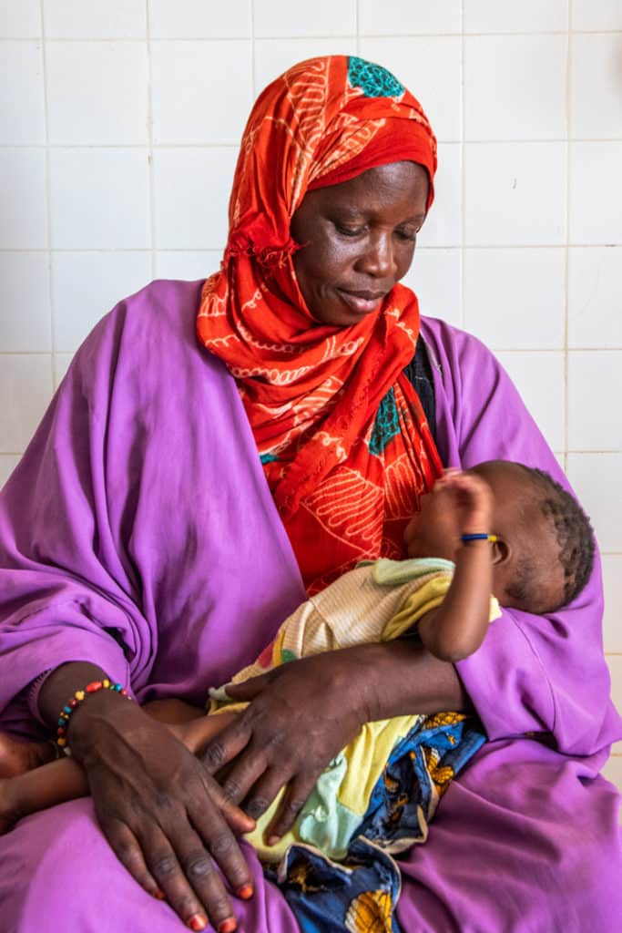 Femme portant un enfant