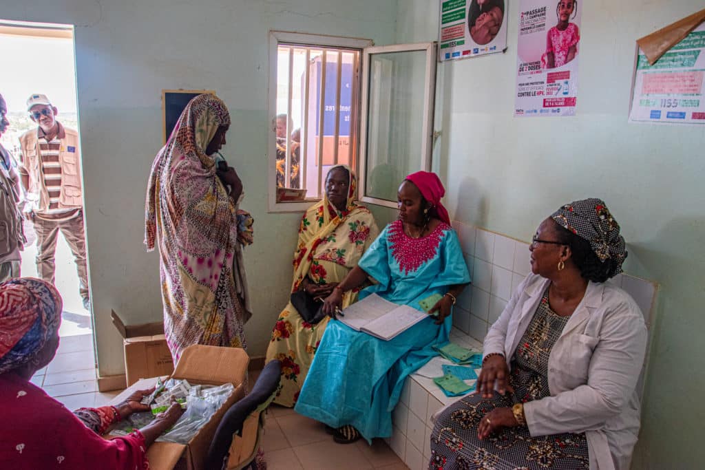 Groupe de personne en consultation à brakna