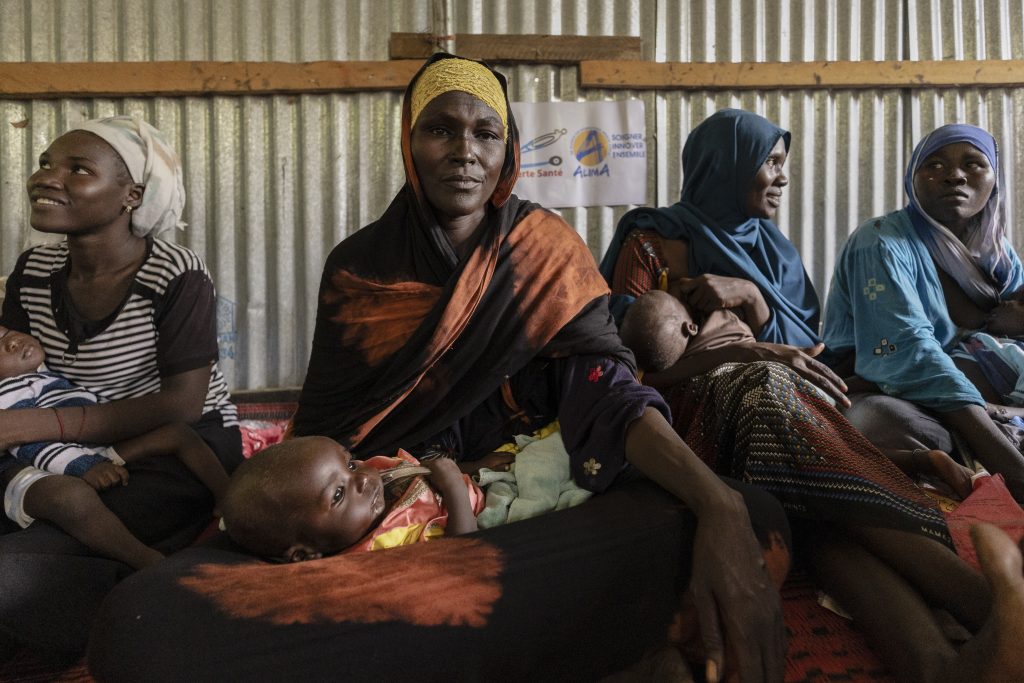 N'Djamena : les familles, vigies dans la lutte contre la malnutrition 9 9 - mere-mesure-bras-enfant-tchad